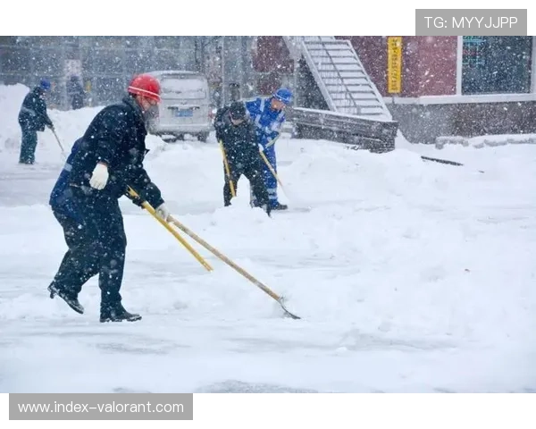 暴风雪后球场灯光检查，工程师确保设施万无一失